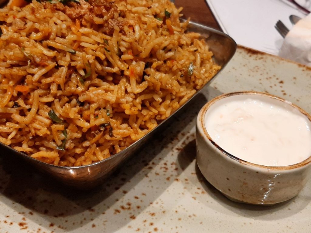 Chicken Biryani – A beautifully aromatic dish of basmati rice cooked with boneless chicken, a boiled egg, and traditional South Indian spices.