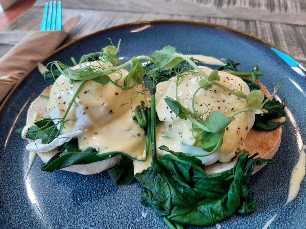 HQ Urban Kitchen: Eggs Florentine - Spinach, poached eggs and hollandaise sauce
on a toasted muffin.