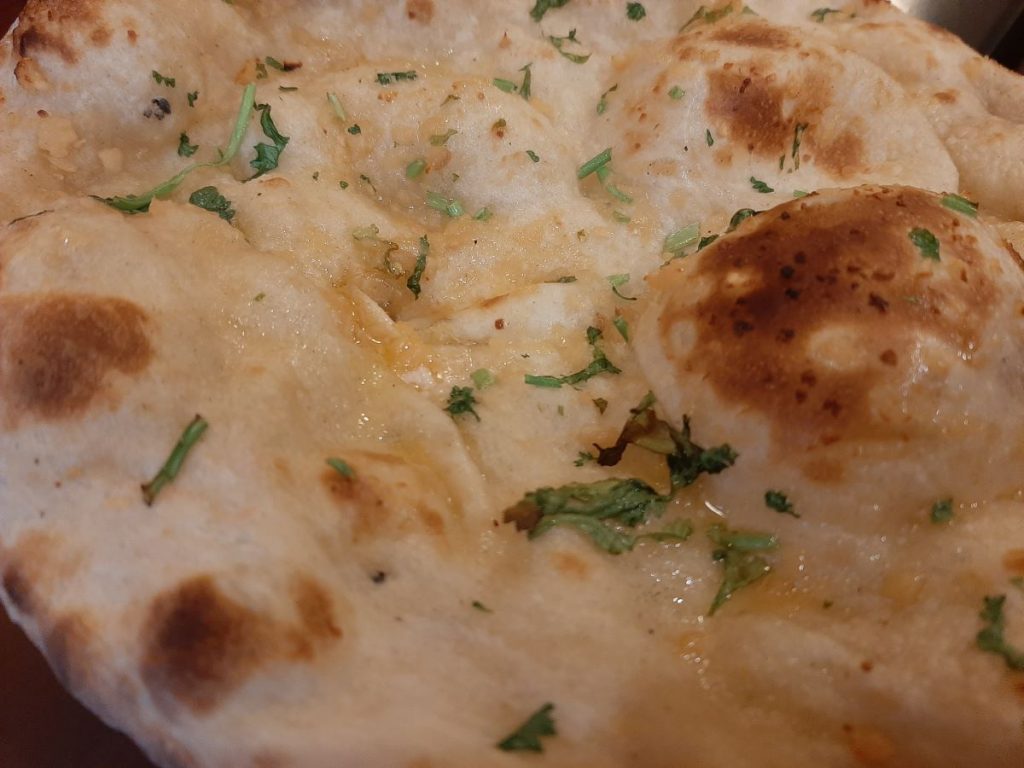 Naan Garlleg ffres yn y Tamarind ym Mhontardawe