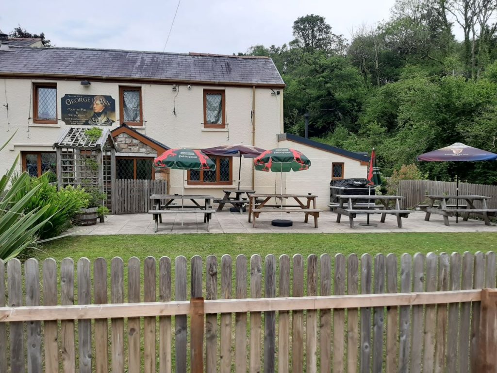 Ffasâd Blaen 'Tafarn y Siôr IV - Cwmtwrch Uchaf' gyda golygfa agosach o'r ardd.