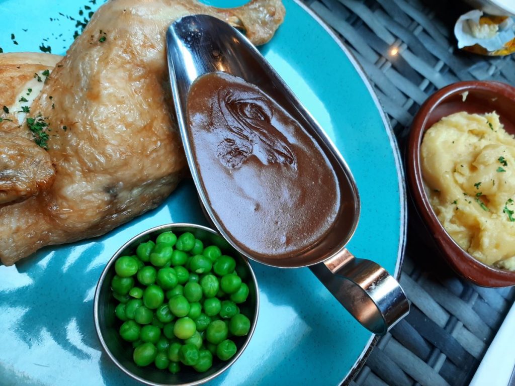 Hanner Cyw Iâr Rhost gyda Grafi, Tatws Stwnsh a Phys yn 'The George IV Inn - Upper Cwmtwrch'