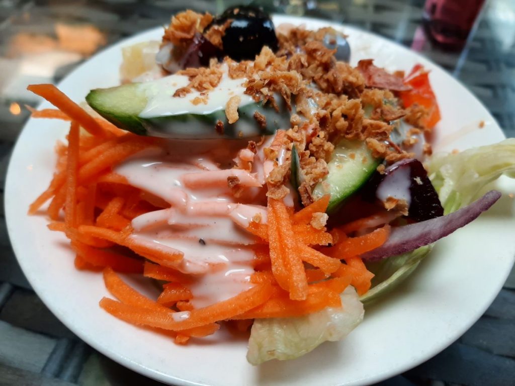 Dysgl salad wedi'i dewis o'r bar salad yn 'The George IV Inn - Upper Cwmtwrch'