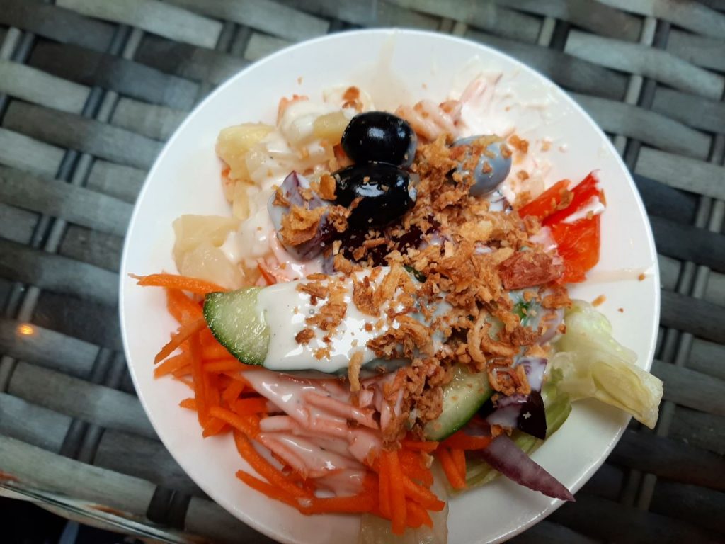 Dysgl salad wedi'i dewis o'r bar salad yn 'The George IV Inn - Upper Cwmtwrch'