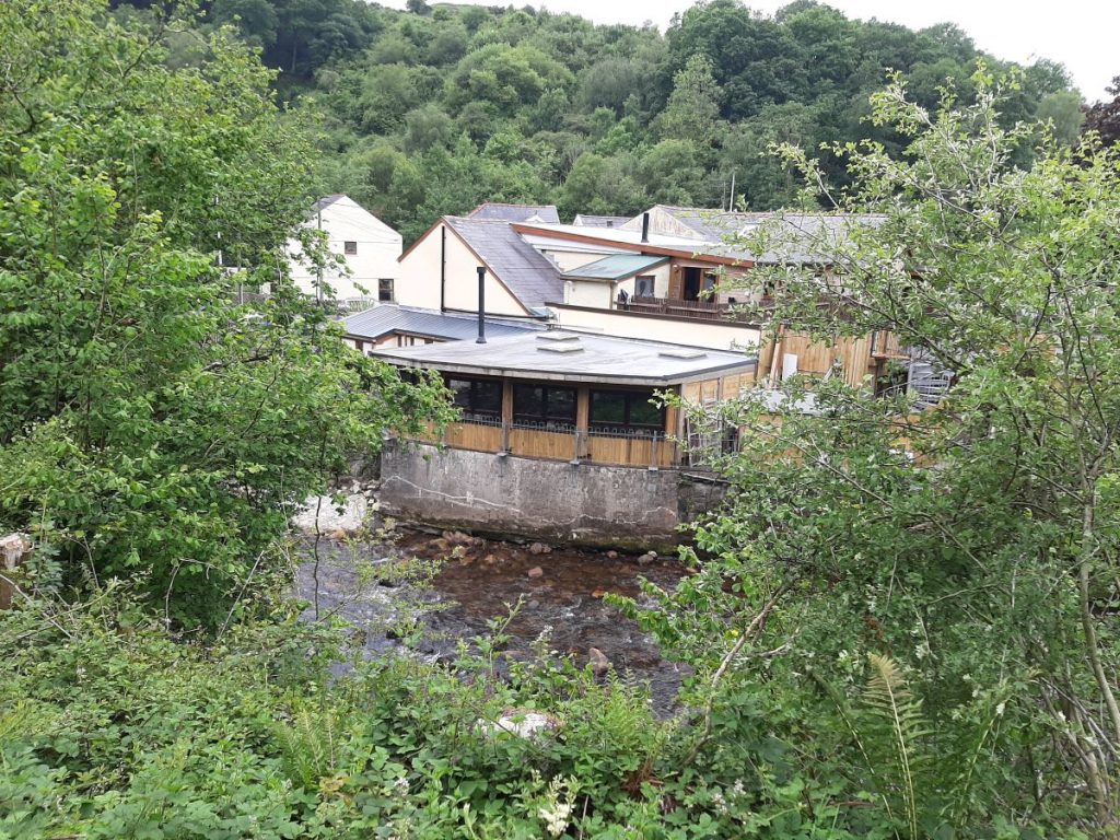 Golygfa o ochr yr Arsyllfa o 'The George IV Inn - Upper Cwmtwrch' o gyferbyn ag afon Twrch