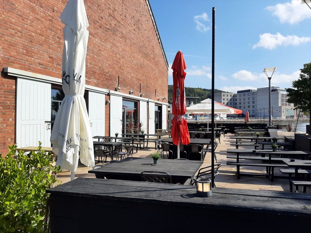 The Welsh House Swansea - side Façade - Patio Area