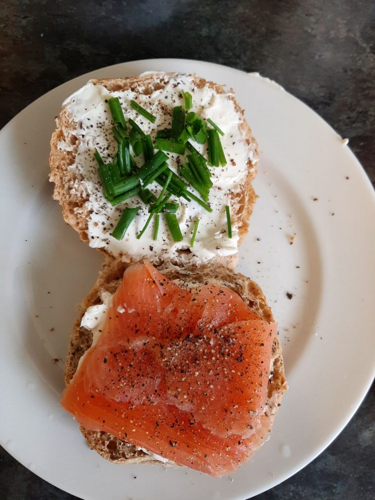 Paratoi eog mwg ffres gyda chaws meddal, cennin, pupur du wedi'i falu, a gwasgiad o lemwn. Rholyn Grawn Hynafol wedi'i bacio â hadau.