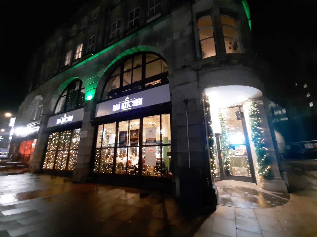 Ffasâd Mynedfa Flaen Raj Kitchen Abertawe