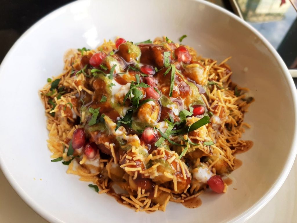 Aloo Tikki a Betys Chaat yn Raj Kitchen Abertawe