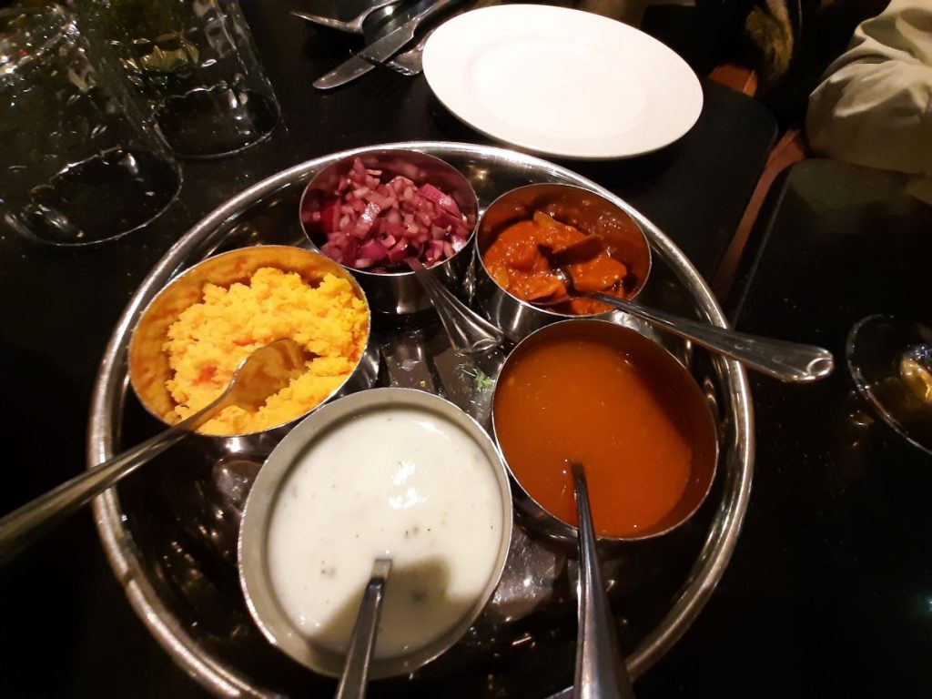 Hambwrdd chutney yn Raj Kitchen Abertawe