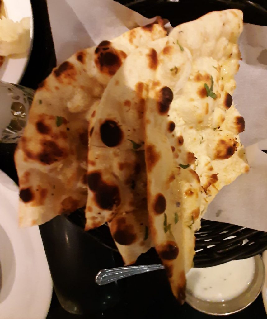 Naan Garlleg yn Raj Kitchen Abertawe