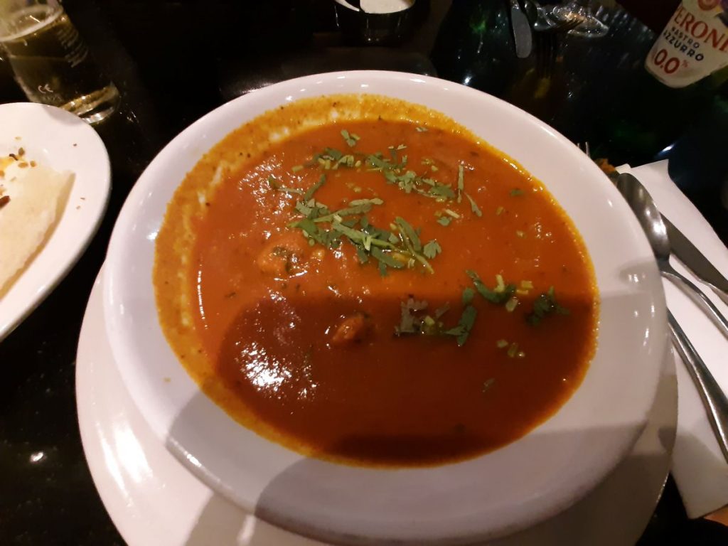 Madras cyw iâr poeth a sbeislyd yn Raj Kitchen Abertawe