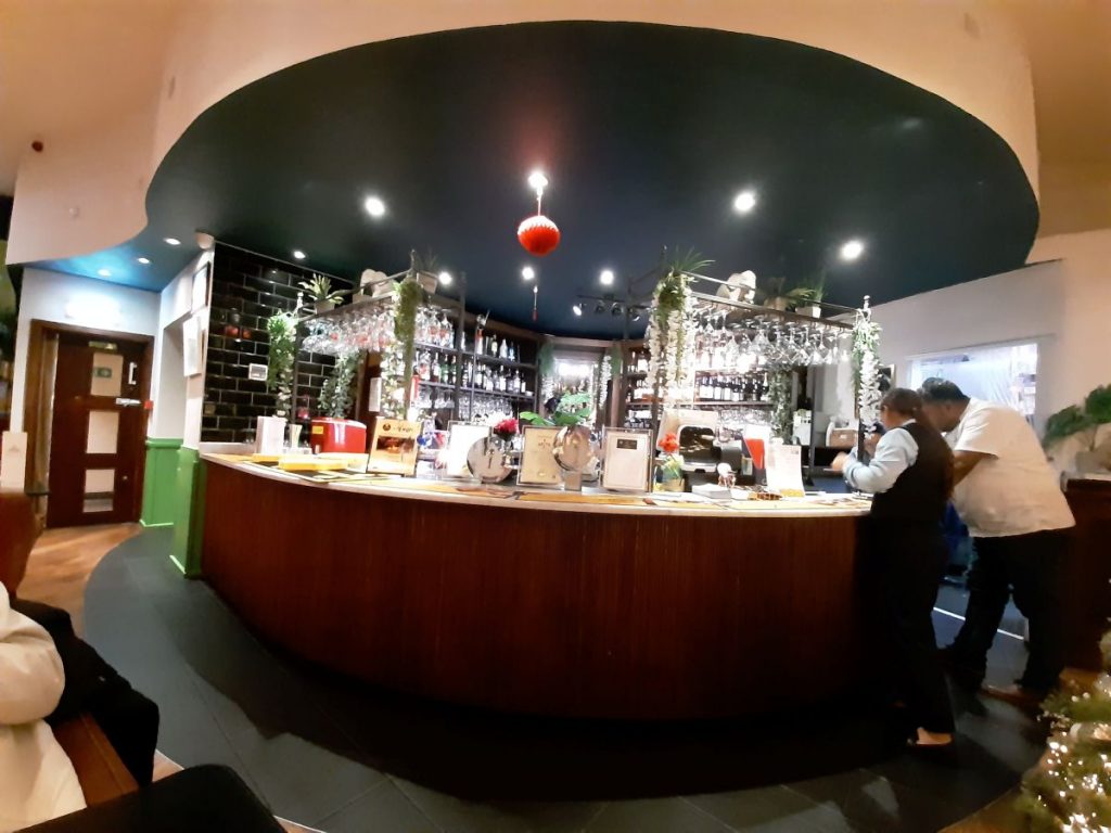 Bar yn Raj Kitchen Abertawe