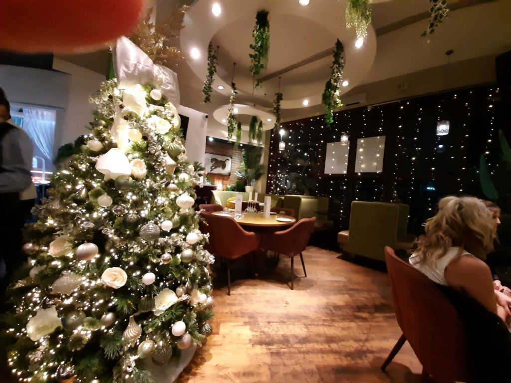 Tu mewn yn Raj Kitchen Abertawe