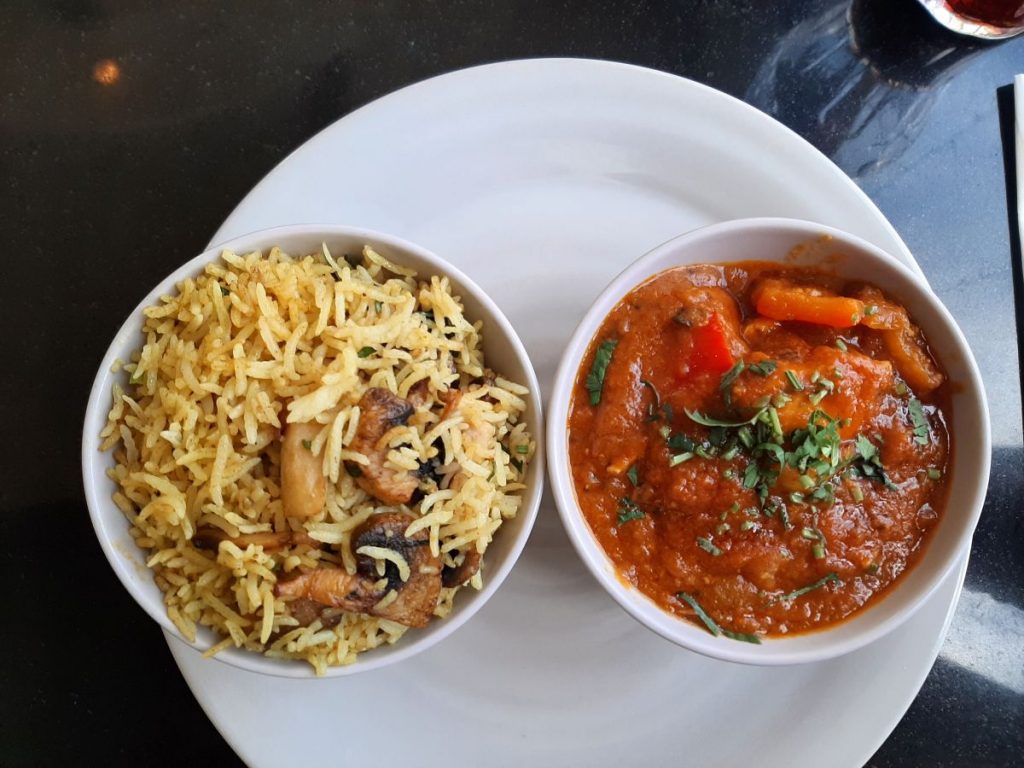 
Cyw Iâr Jalfrazi amser cinio, yn Raj Kitchen Abertawe