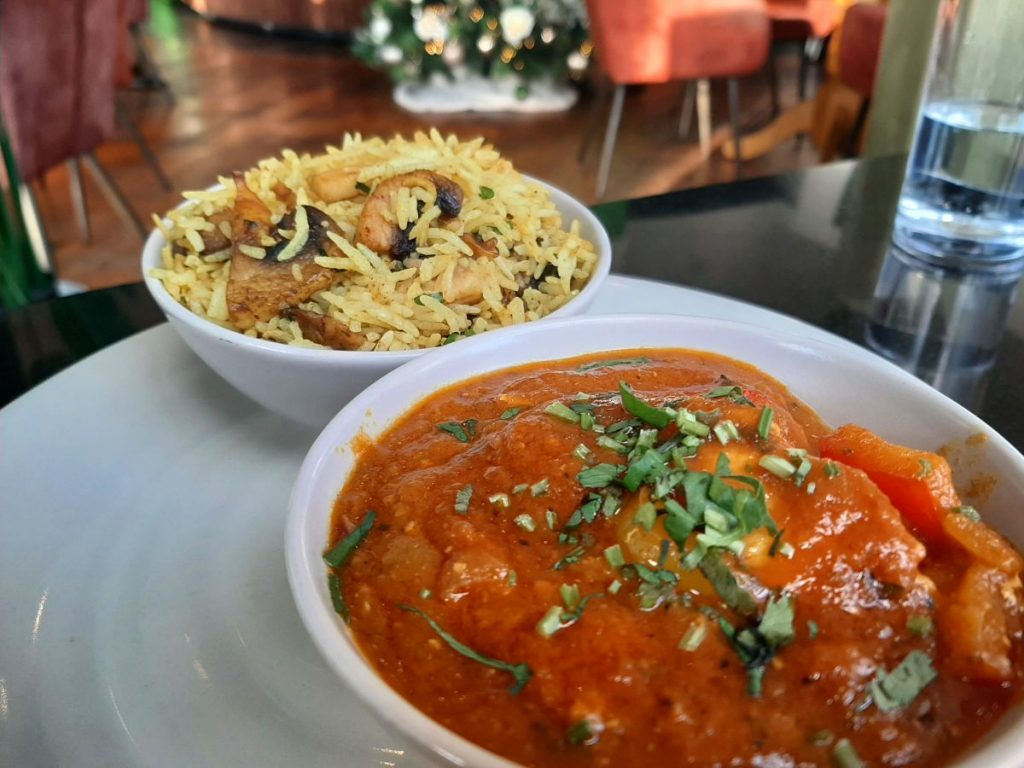 Cyw Iâr Jalfrazi amser cinio, yn Raj Kitchen Abertawe