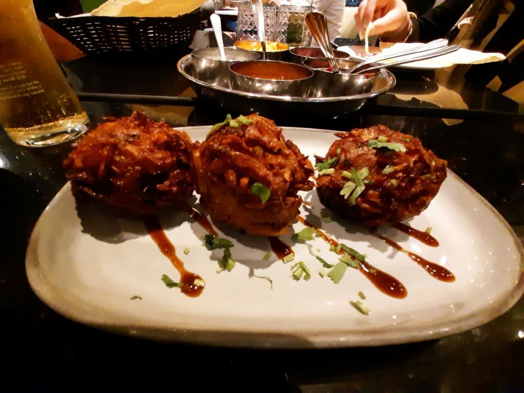 Bhajis nionyn yn Raj Kitchen Abertawe