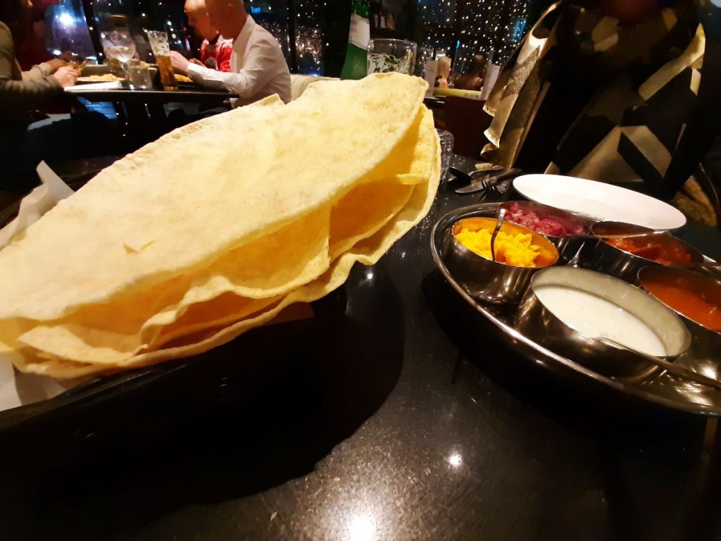 Poppadom's yn Raj Kitchen Abertawe