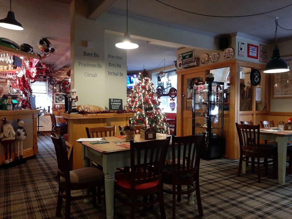 Tu mewn i'r Nadolig yn 'The New Tredegar Arms Cwmtwrch'