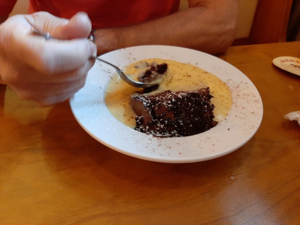 Pwdin siocled cartref yn 'The New Tredegar Arms Cwmtwrch'