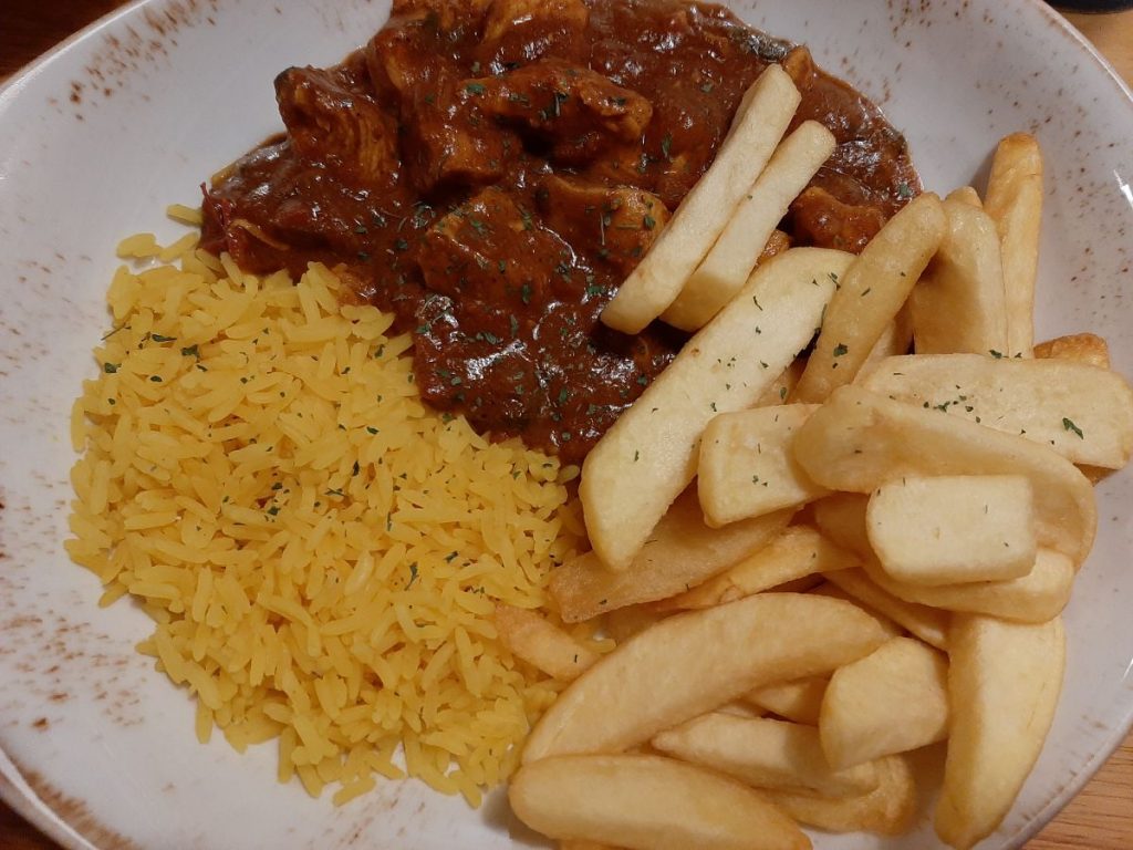 Cyri Cyw Iâr Cartref yn 'The New Tredegar Arms Cwmtwrch'