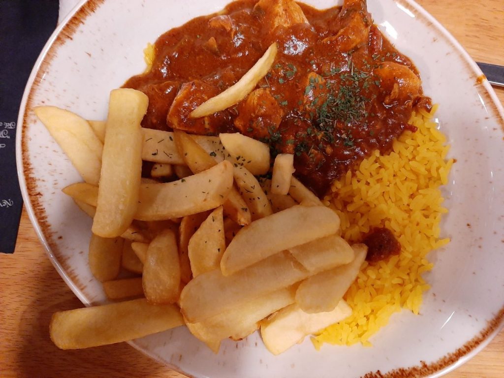 Cyri Cyw Iâr Cartref yn 'The New Tredegar Arms Cwmtwrch'